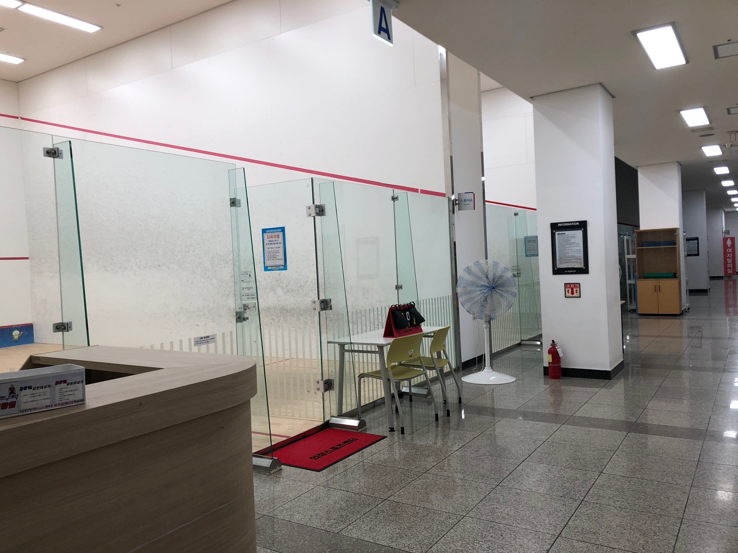 스쿼시장 입구에서 바라본 스쿼시장 내부이며, 좌측에는 안내 데스크가 있으며 이를 기준으로 우측에 각 스쿼시장이 나열되어 있습니다.