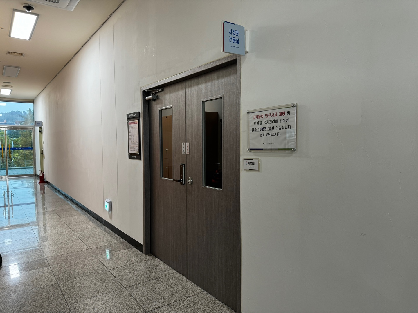 서킷핏실 내부에서 촬영한 사진이며, 사이클 등 서킷핏을 위한 운동기구들이 나열되어 있습니다.