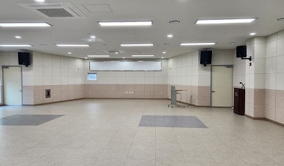 감계복지센터의 다목적홀 내부이며, 각종 행사 및 대관을 위해 사용되고 있는 공간이며, 빔프로젝트, 마이크, 냉난방 등을 사용(유료)할 수 있습니다.