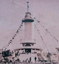 진해박물관이 건립 1967년 이전 건축된 러일전쟁 승전 기념탑 모습. 외부 항공찰영으로 찍은 모습