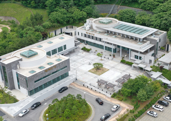 측면에서 바라본 상복공원 봉안당의 모습