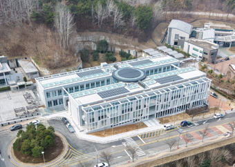 측면에서 바라본 상복공원 봉안당의 모습